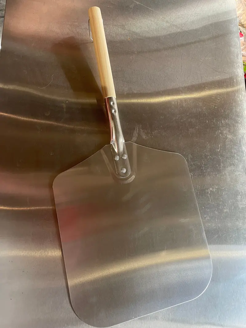 Compact Pizza Peel With Short Handle 1